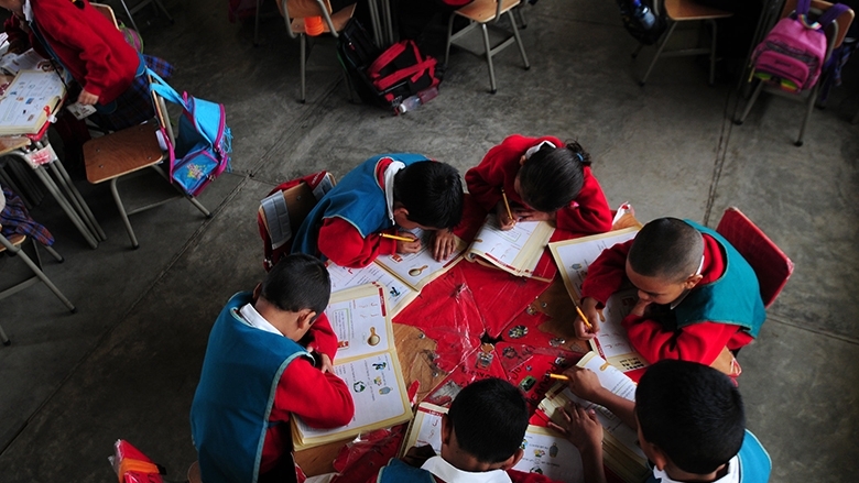 Primary education attendance and income poverty in Ecuador 